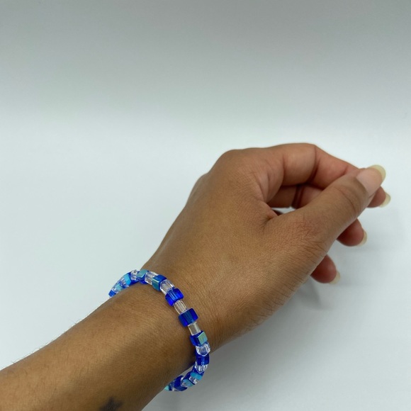 Handmade Glass Cube Bead Elastic Bracelet - Picture 5 of 8